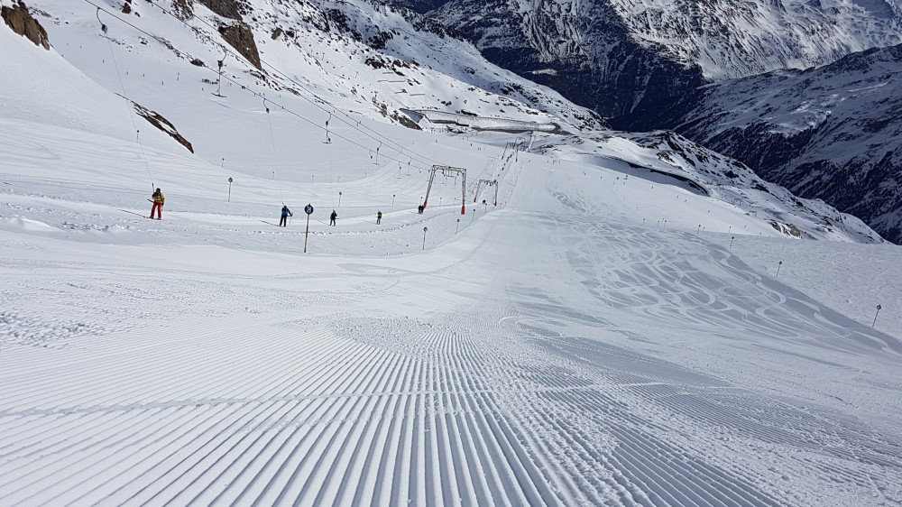 Skiërs op de gletsjers bij Sölden.